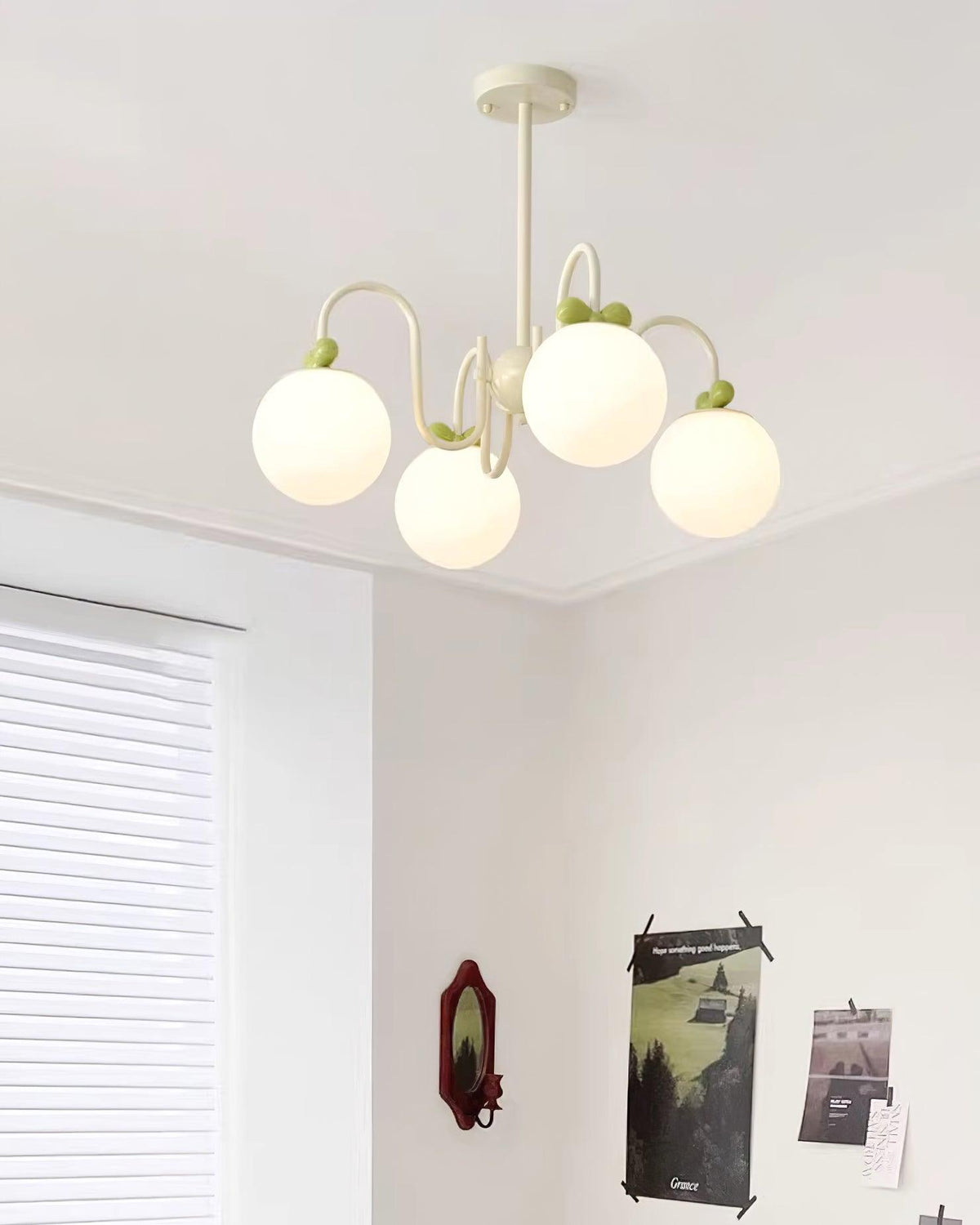 Lustre à bras courbés crème et globes en verre dépoli — Herbier