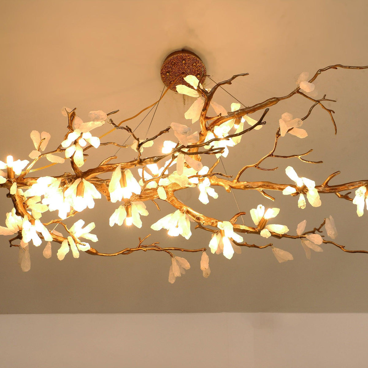 Lustre branche en laiton et pierre naturelle blanche — Menthol
