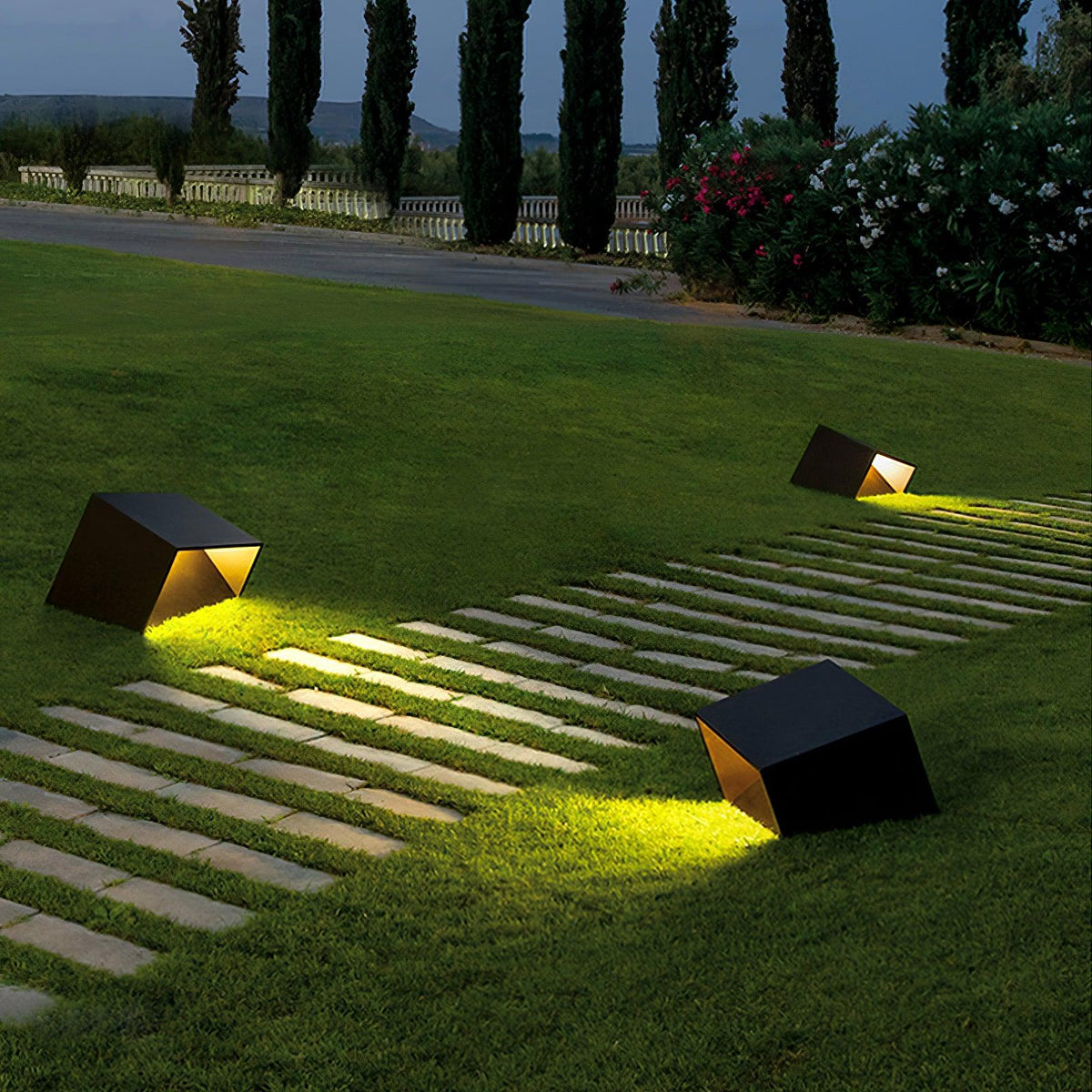 Luminaire d'extérieur cubique facetté en acier noir — Nébuleuse