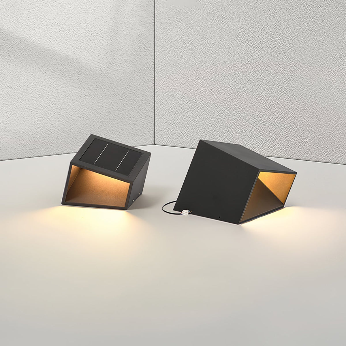 Luminaire d'extérieur cubique facetté en acier noir — Nébuleuse