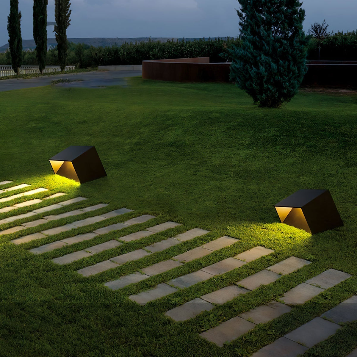 Luminaire d'extérieur cubique facetté en acier noir — Nébuleuse