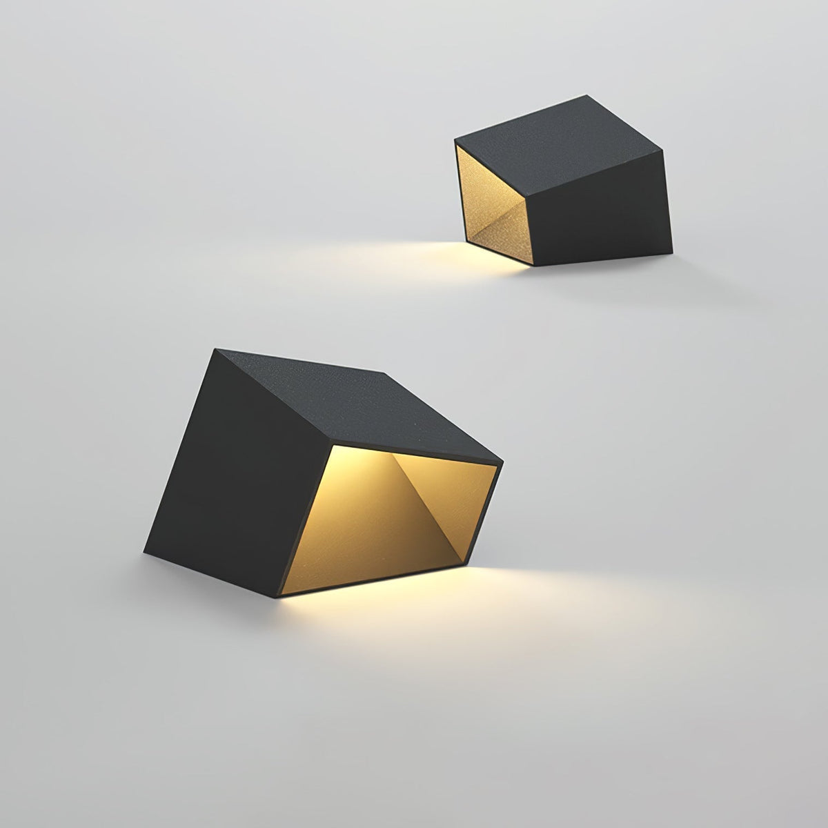 Luminaire d'extérieur cubique facetté en acier noir — Nébuleuse