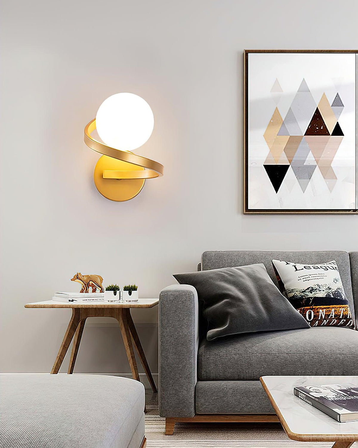 Applique murale spirale en laiton et boule en verre blanc — Festonne