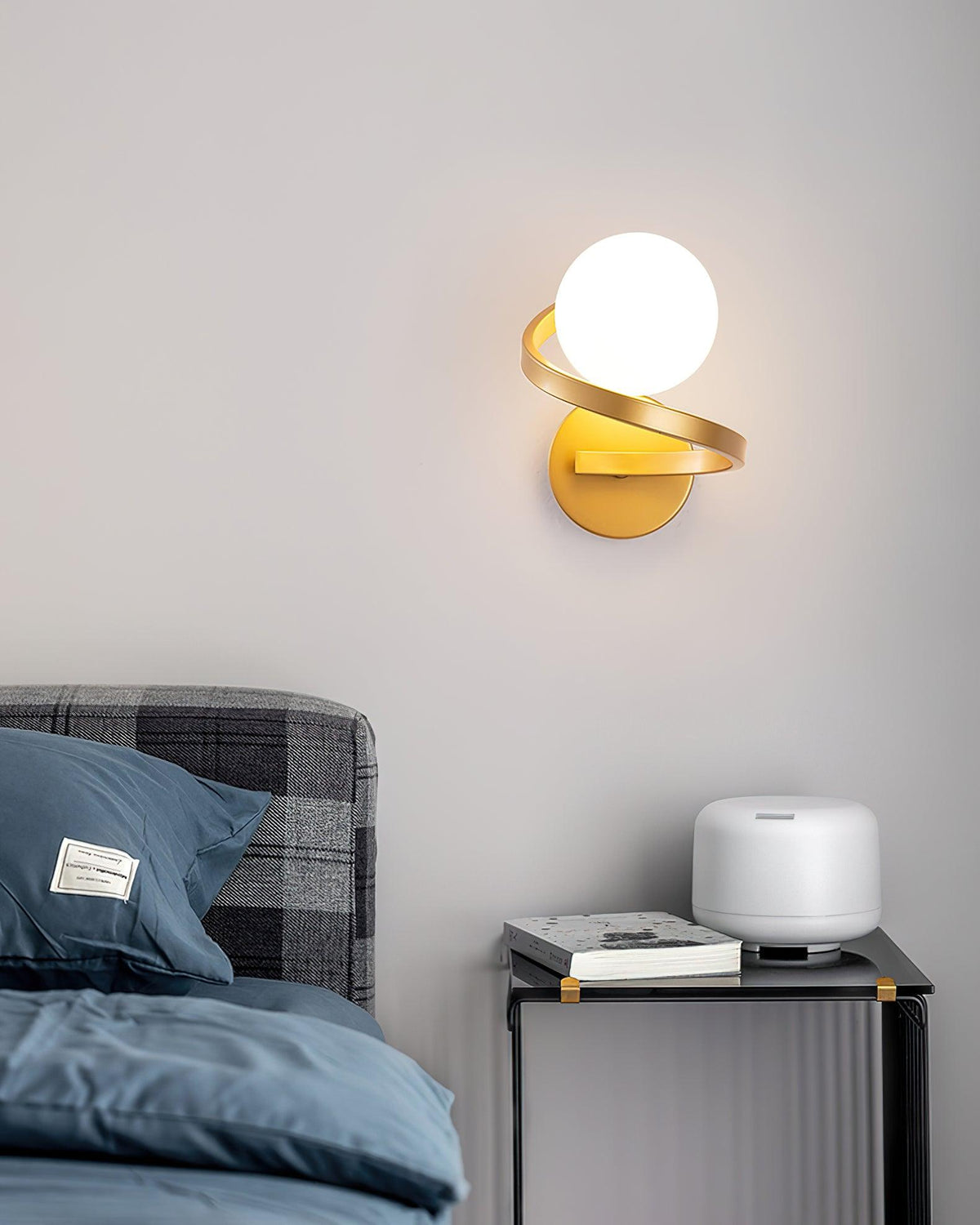Applique murale spirale en laiton et boule en verre blanc — Festonne