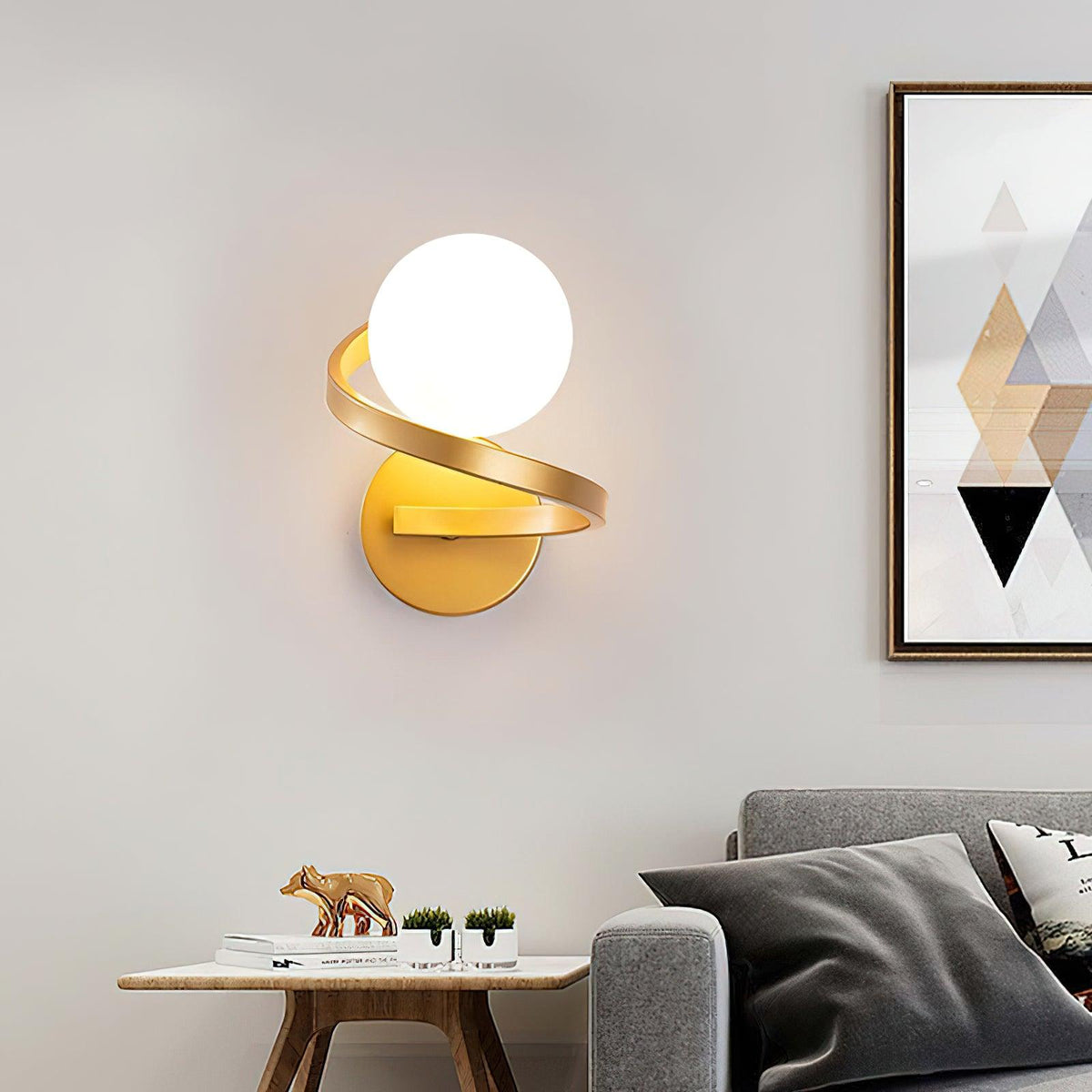 Applique murale spirale en laiton et boule en verre blanc — Festonne