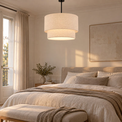 Suspension a double abat-jour en lin blanc creme, allumee dans une chambre