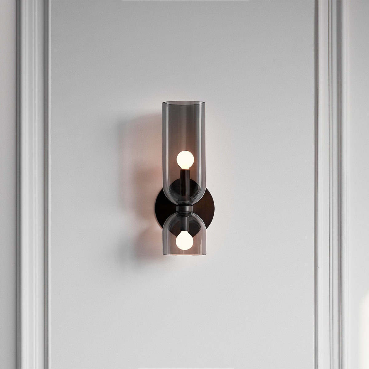 Applique murale tube en verre opalin et bague en laiton — Houppier