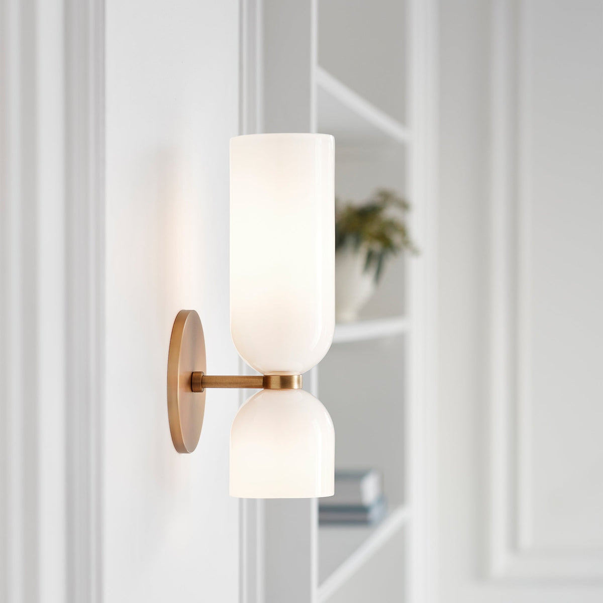 Applique murale tube en verre opalin et bague en laiton — Houppier