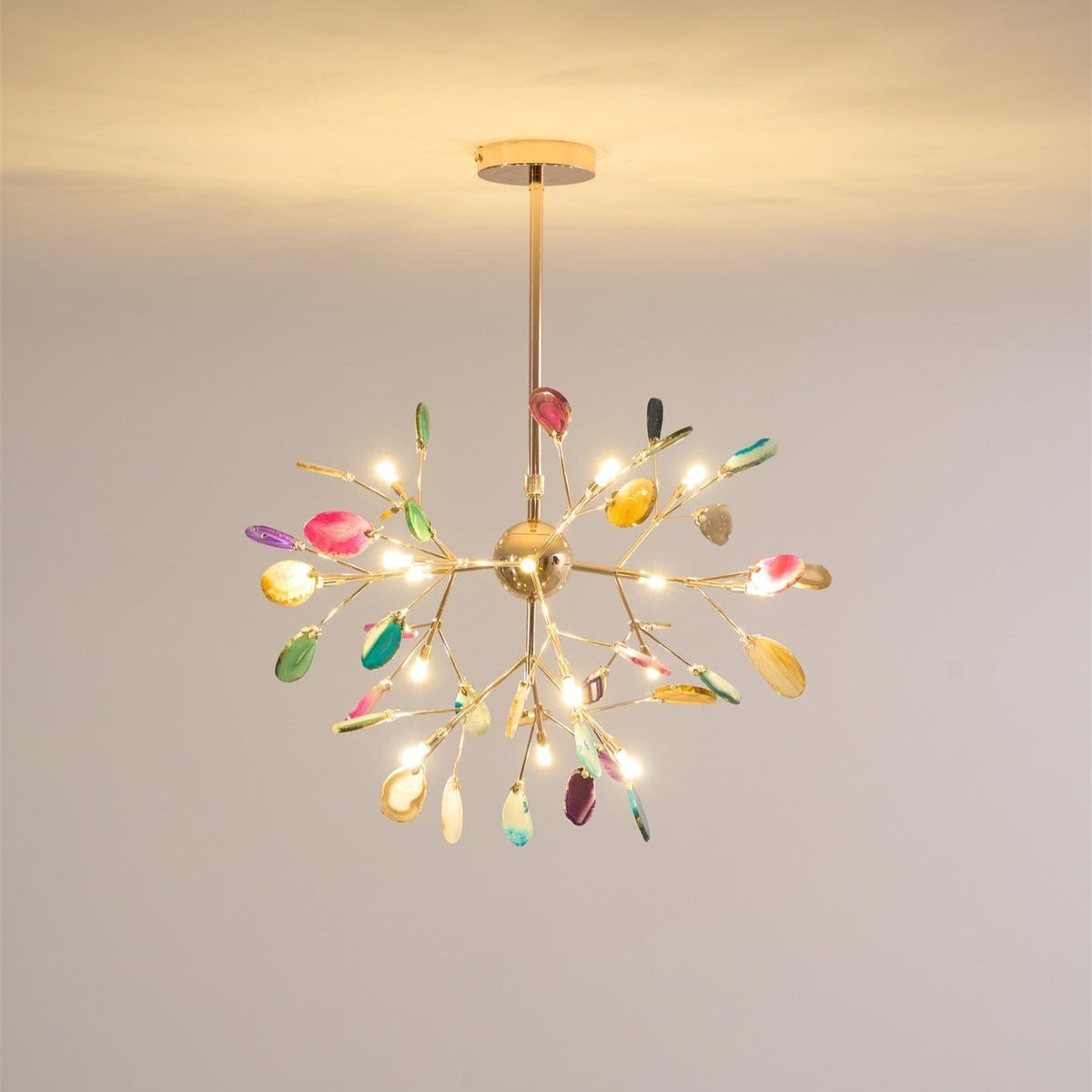 Lustre à branches dorées et éclats d’agate colorés — Flambard