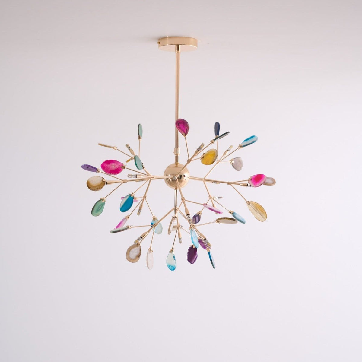 Lustre à branches dorées et éclats d’agate colorés — Flambard