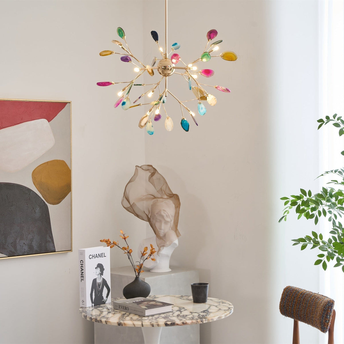 Lustre à branches dorées et éclats d’agate colorés — Flambard