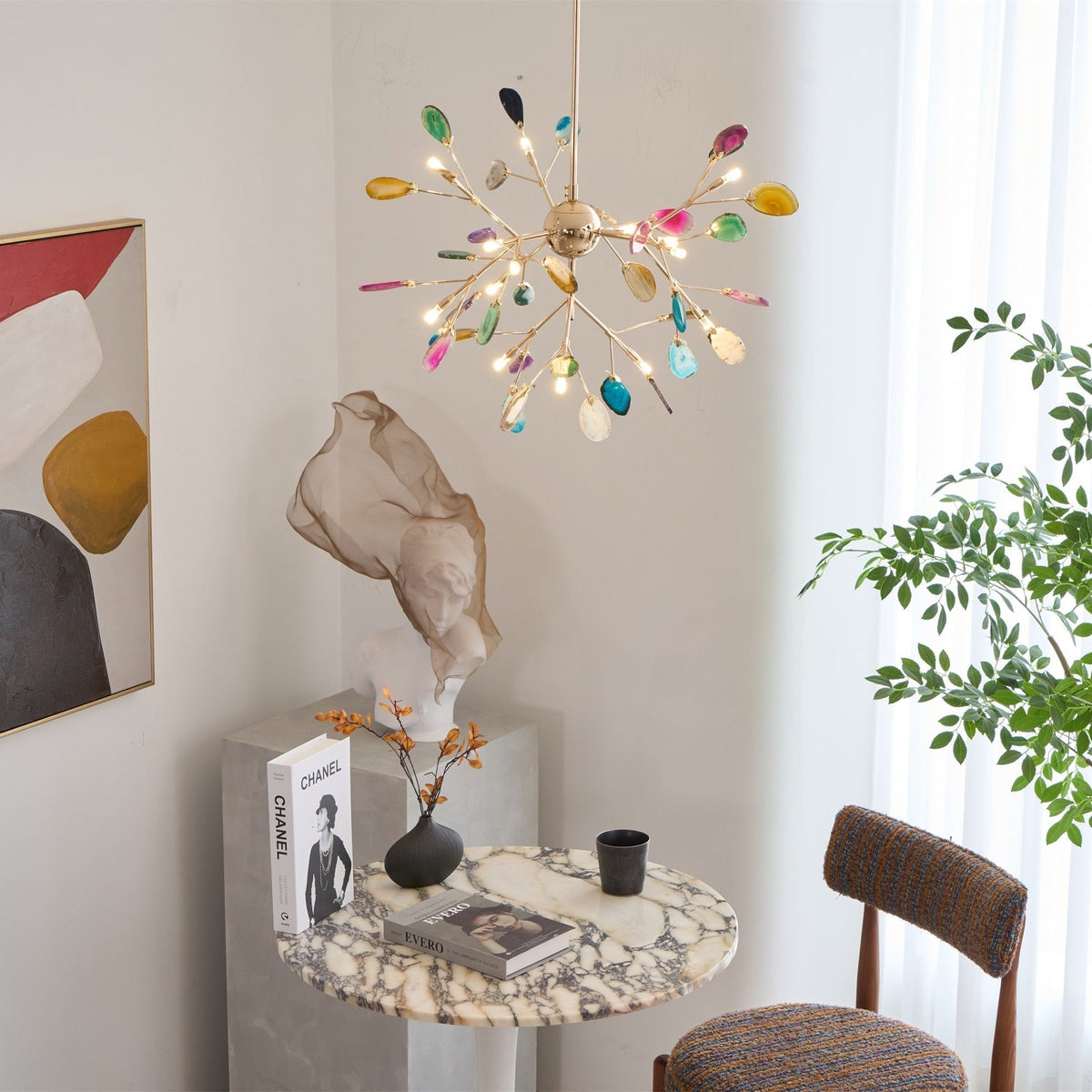 Lustre à branches dorées et éclats d’agate colorés — Flambard