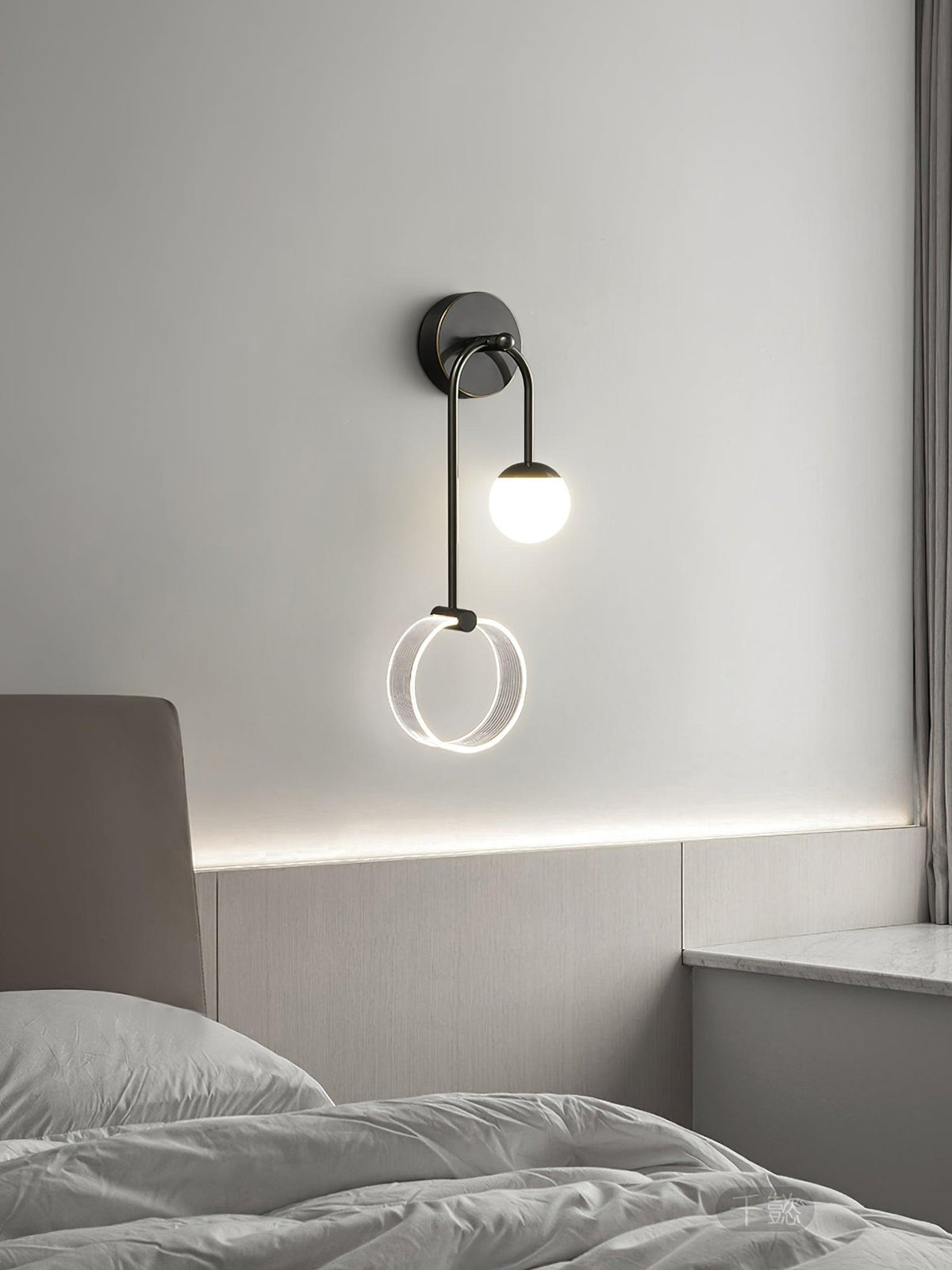 Applique murale LED à anneau lumineux et petite sphère — Vanille