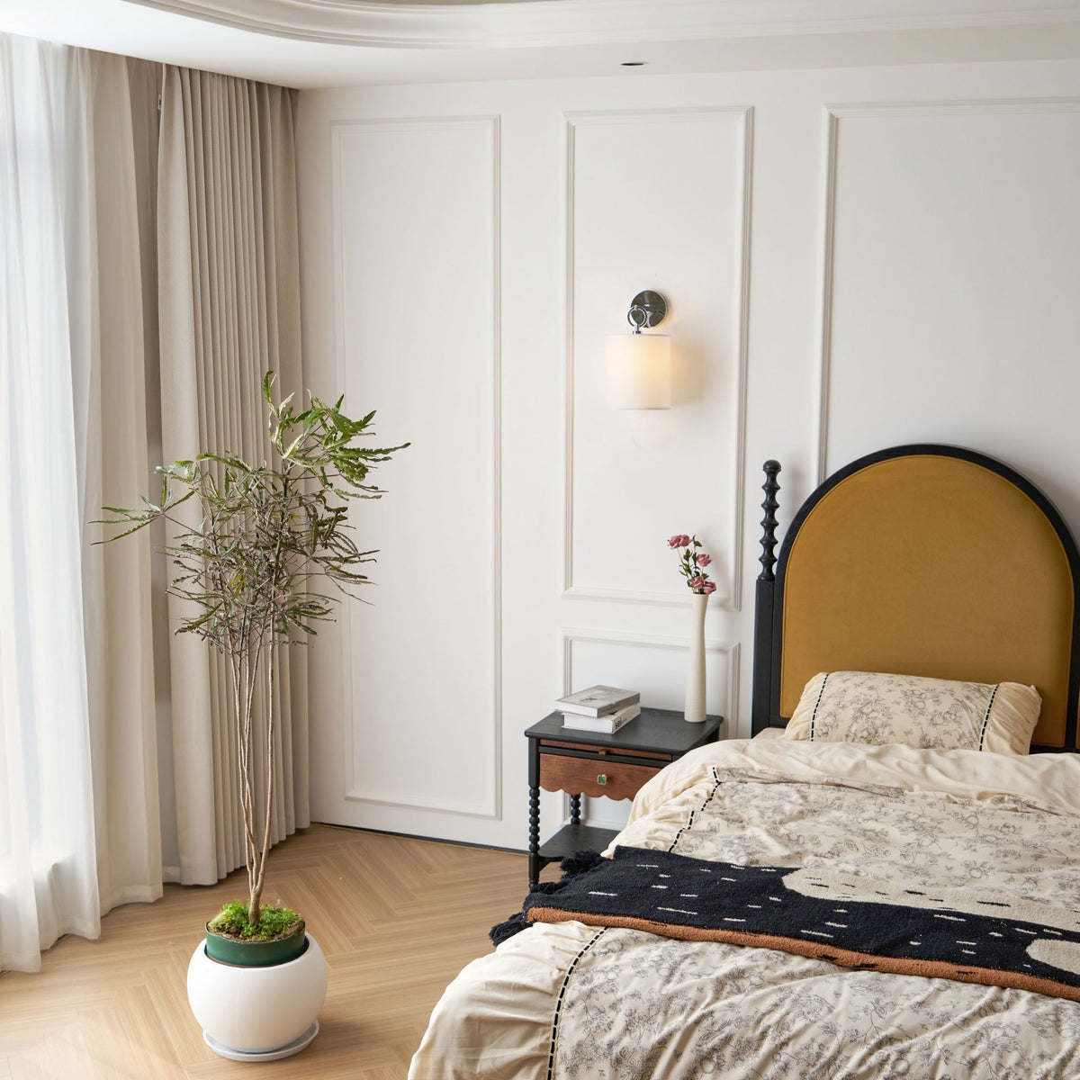 Applique murale à bras en laiton et abat-jour cylindrique en tissu — Igname