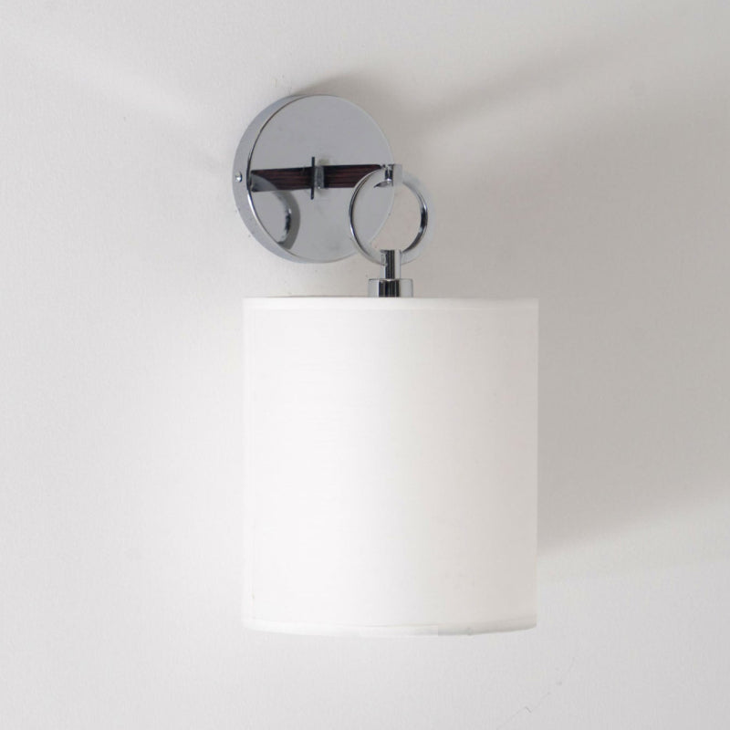 Applique murale à bras en laiton et abat-jour cylindrique en tissu — Igname