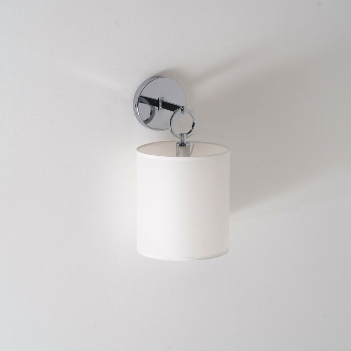 Applique murale à bras en laiton et abat-jour cylindrique en tissu — Igname