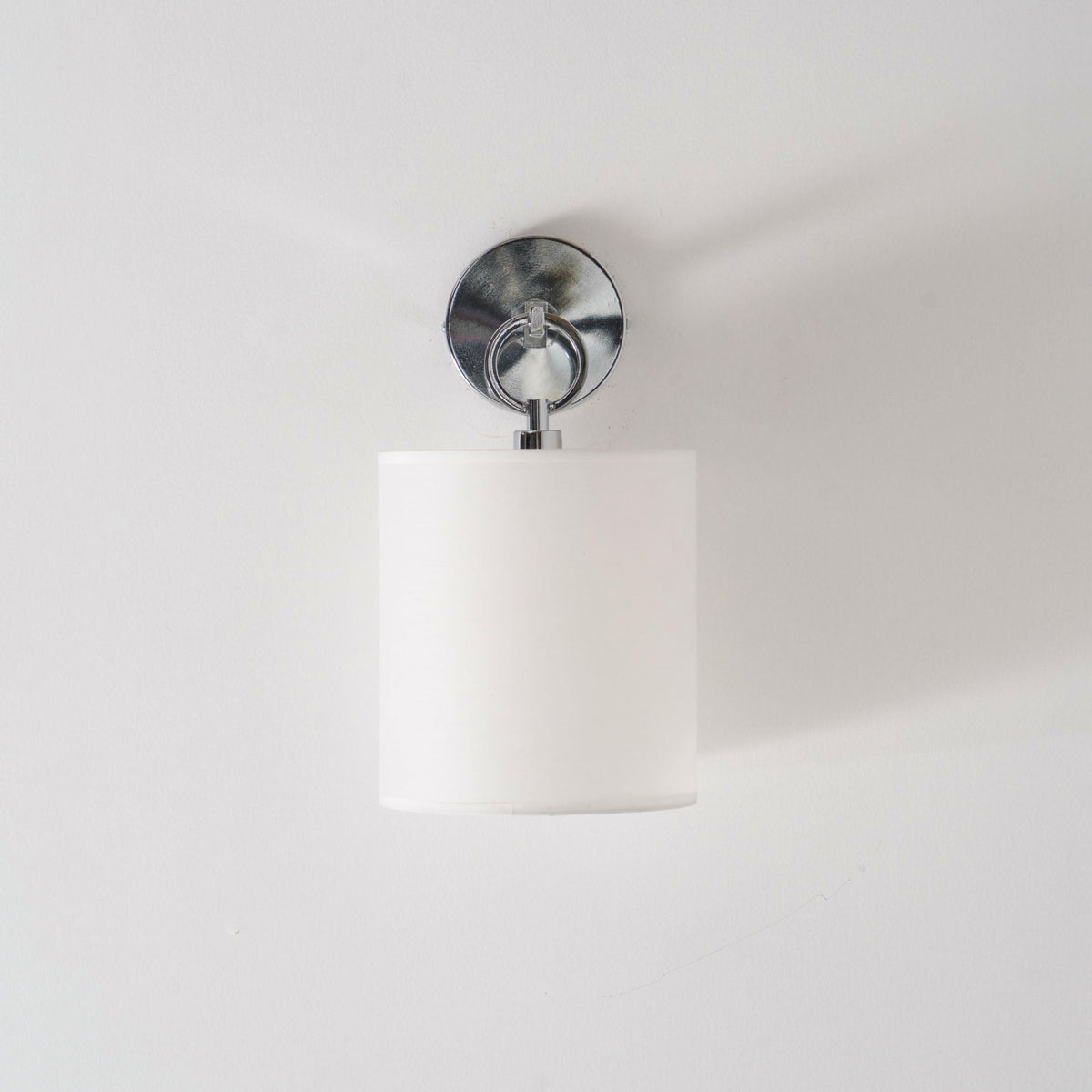 Applique murale à bras en laiton et abat-jour cylindrique en tissu — Igname