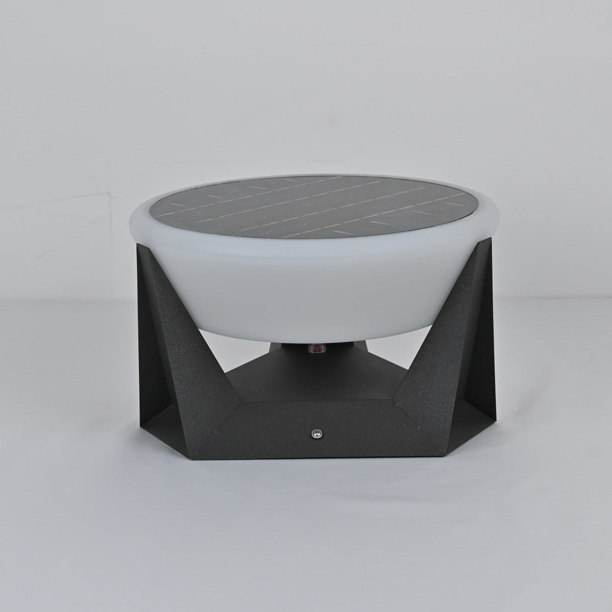 Lampe solaire à poser au socle facetté en acier noir — Goutelette