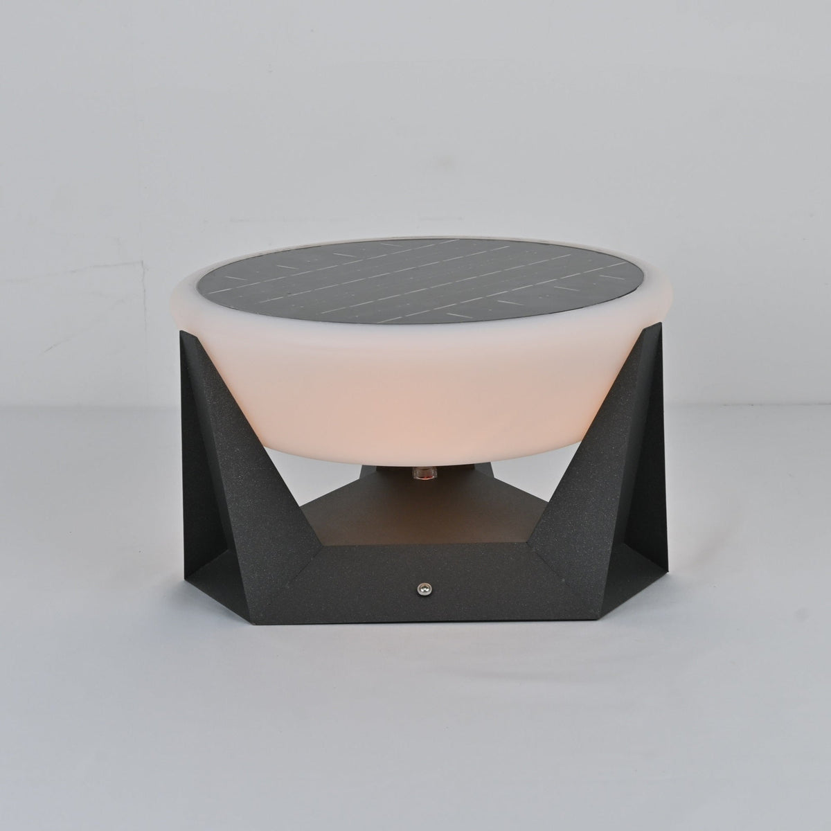 Lampe solaire à poser au socle facetté en acier noir — Goutelette