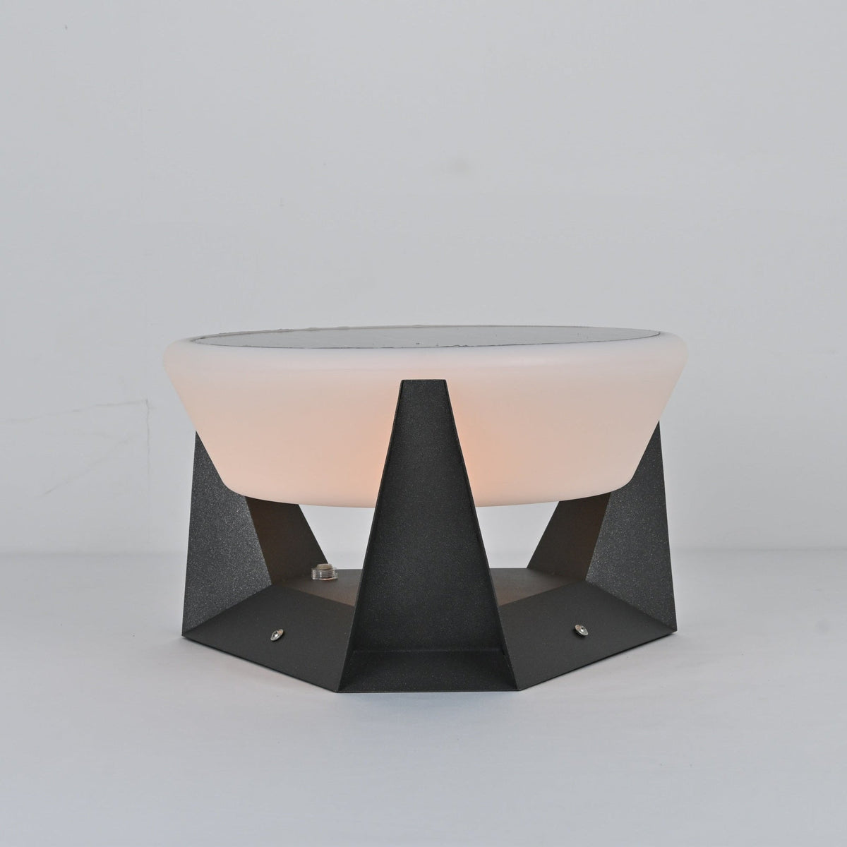 Lampe solaire à poser au socle facetté en acier noir — Goutelette