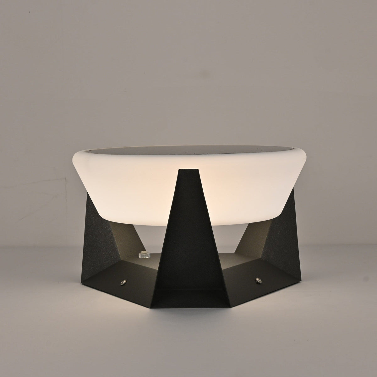 Lampe solaire à poser au socle facetté en acier noir — Goutelette