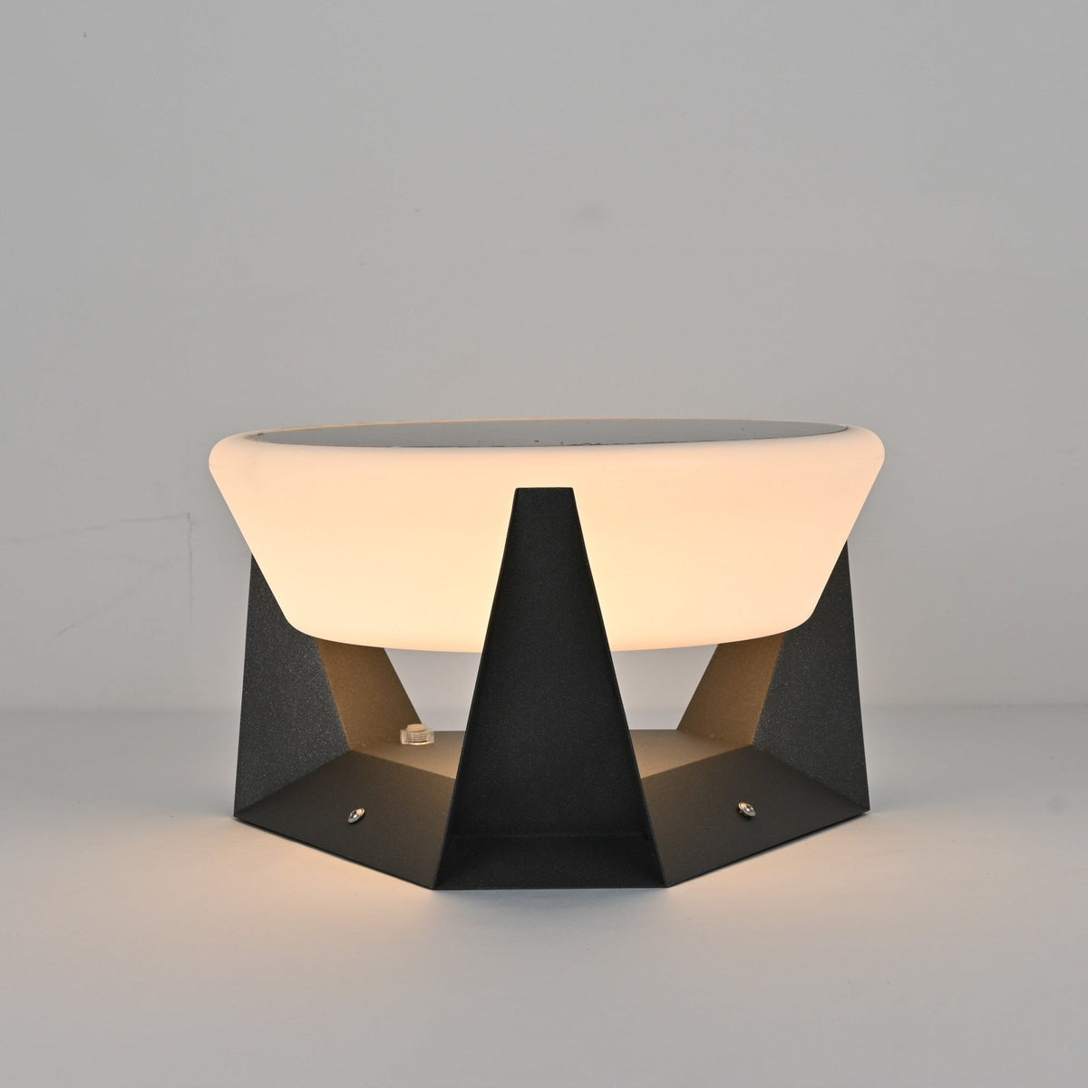 Lampe solaire à poser au socle facetté en acier noir — Goutelette