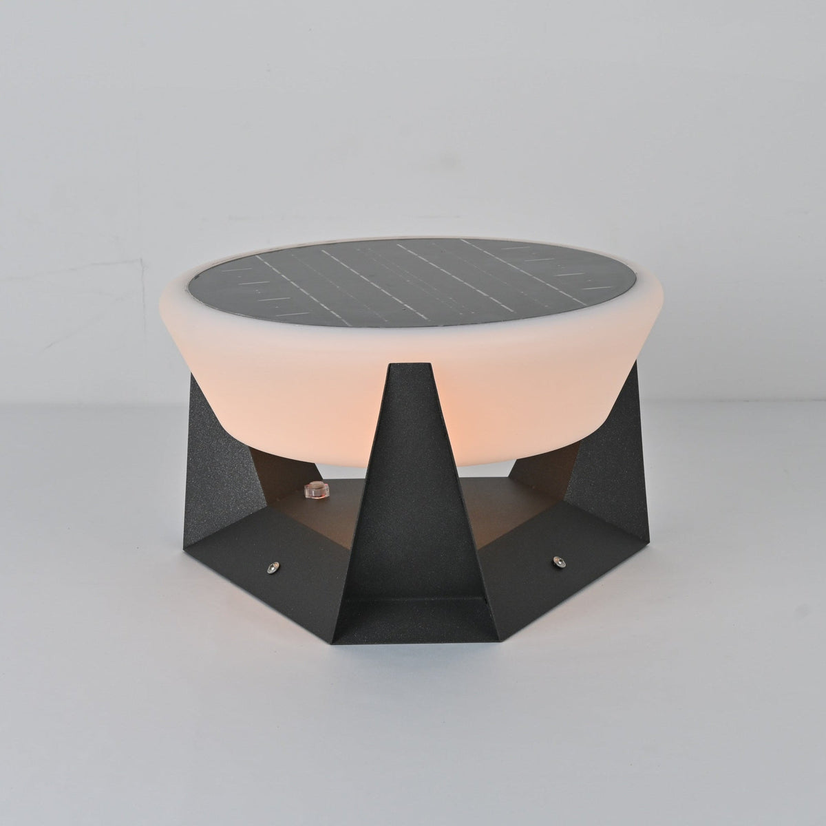Lampe solaire à poser au socle facetté en acier noir — Goutelette