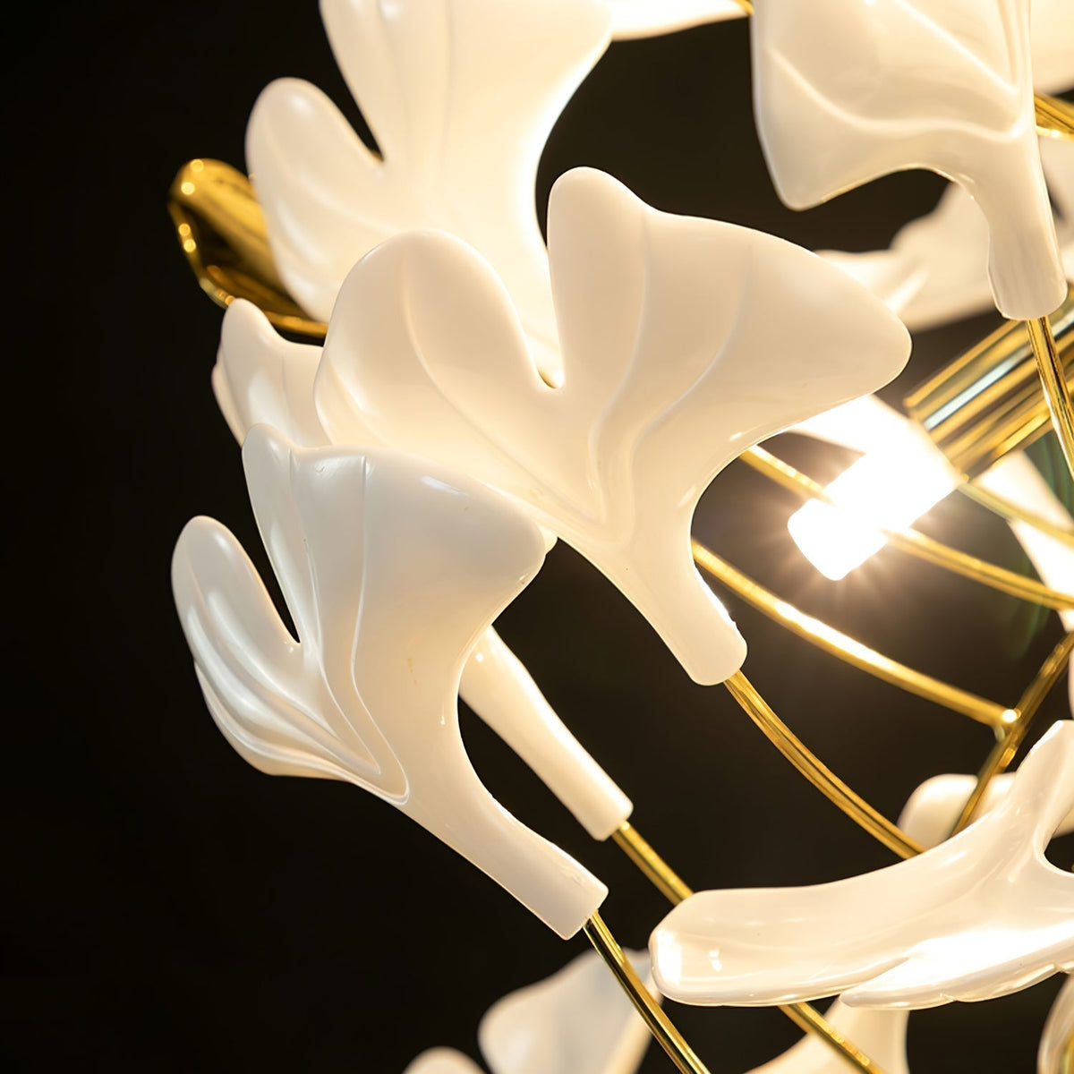 Lustre en cascade à feuilles de ginkgo en céramique blanche — Maillechort