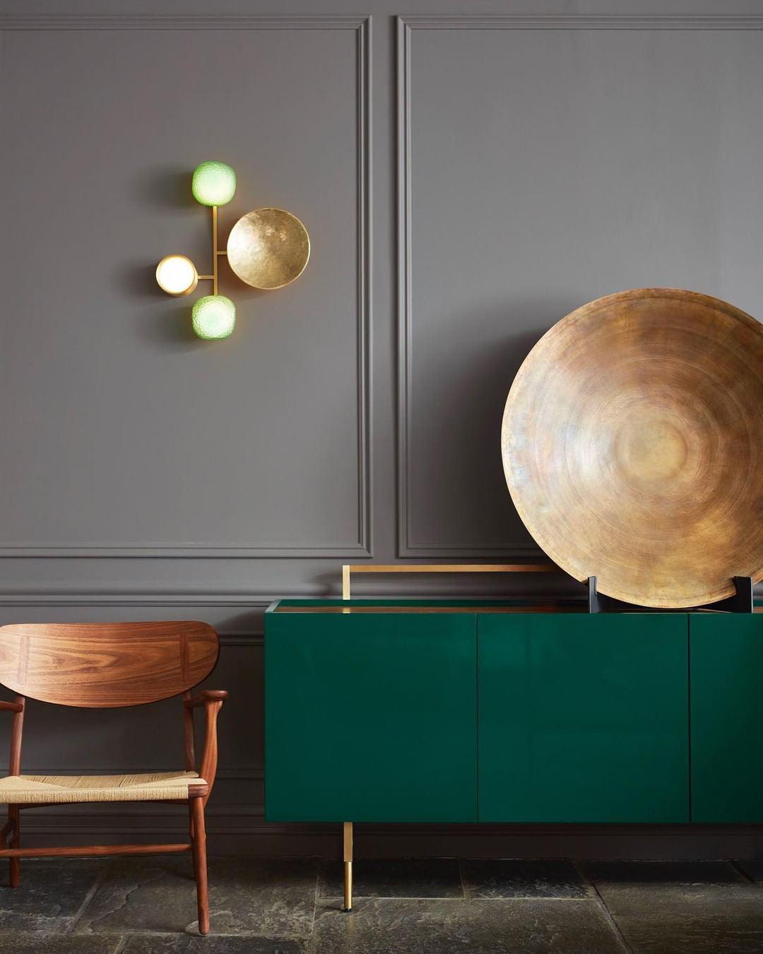 Applique disques en laiton et sphères de verre vert — Nacelle