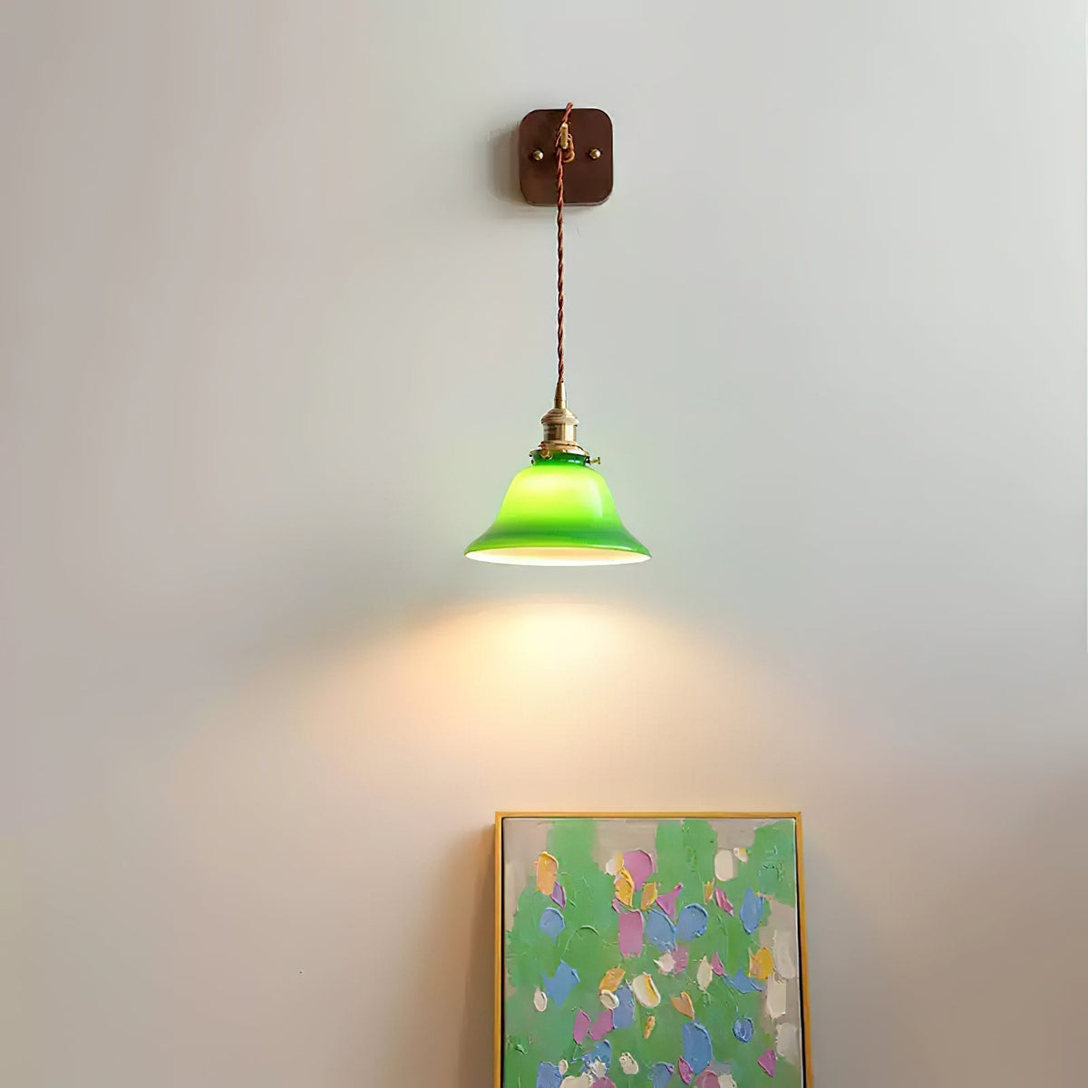 Applique murale à potence laiton et abat-jour en verre vert — Hameau