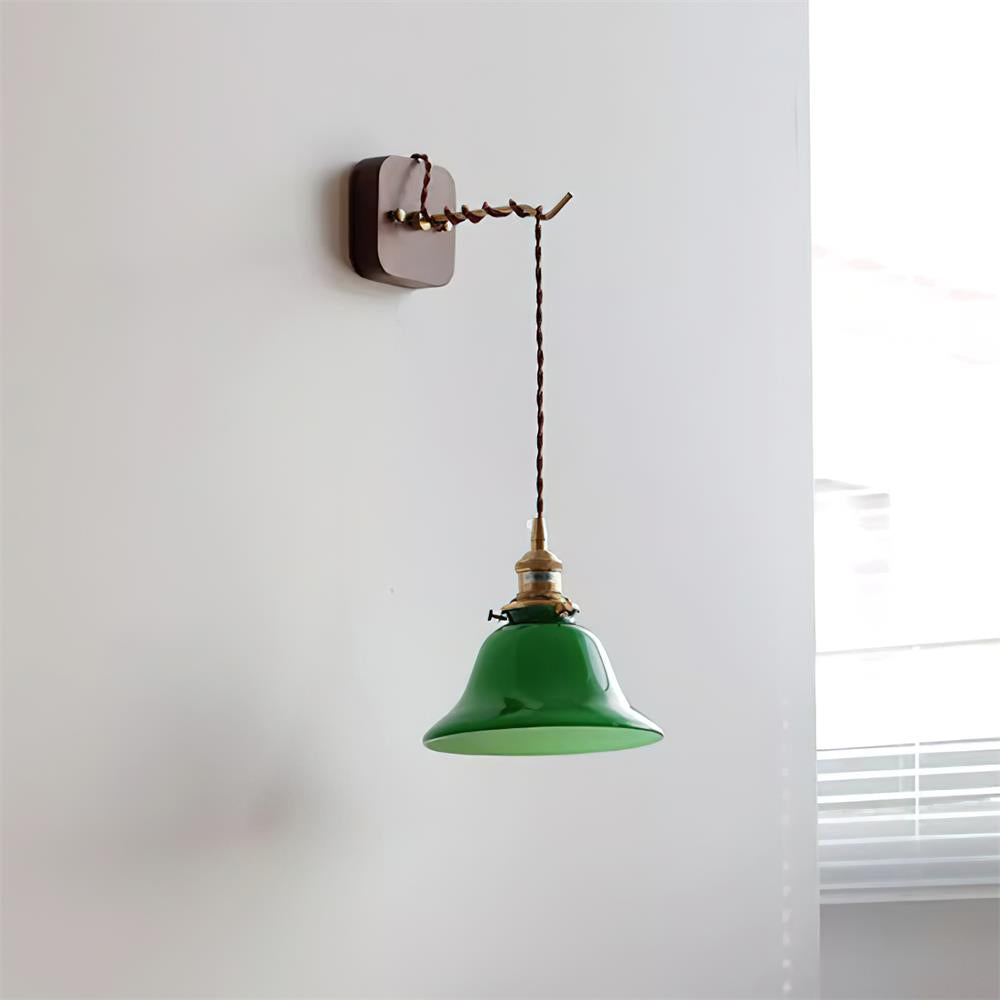 Applique murale à potence laiton et abat-jour en verre vert — Hameau