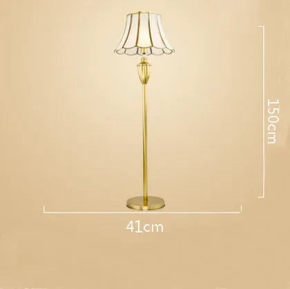 lampadaire en verre et cuivre pour intérieur élégant