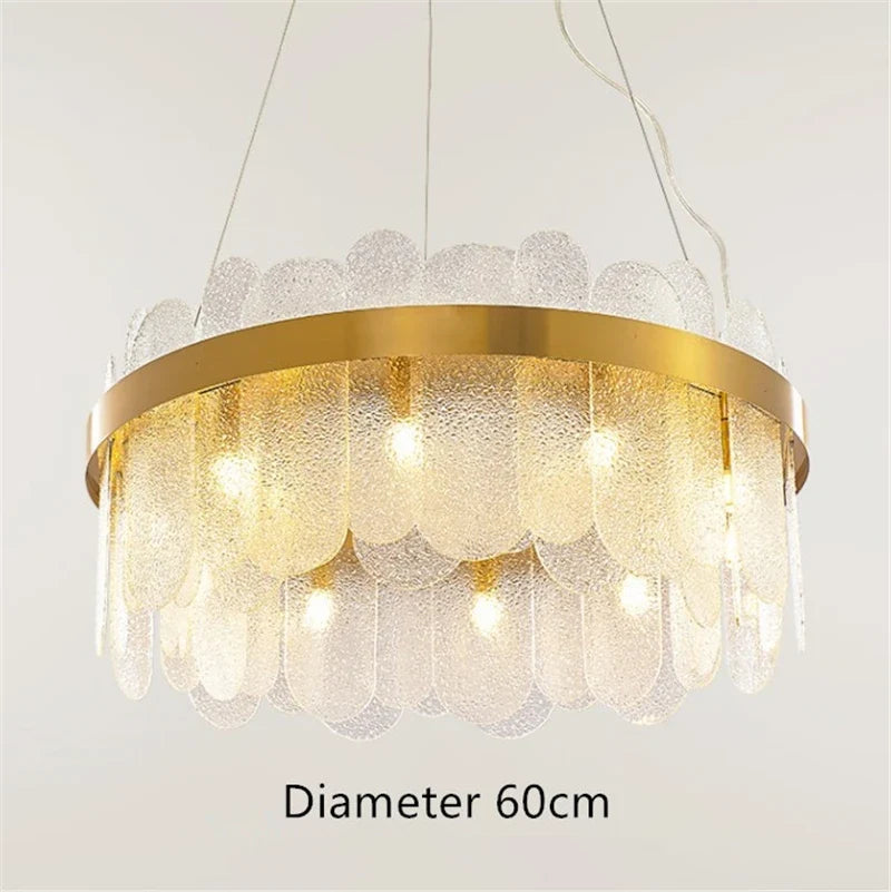 lustre ovale en métal doré avec abat-jour en verre suspendu