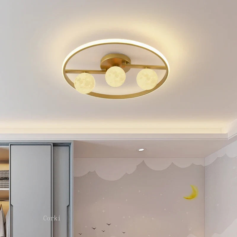 plafonnier design en métal noir doré boule blanche pour intérieur moderne