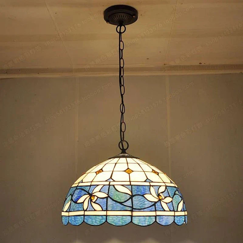 lustre antique en vitrail pour ambiance nostalgique et restaurant