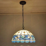 lustre antique en vitrail pour ambiance nostalgique et restaurant