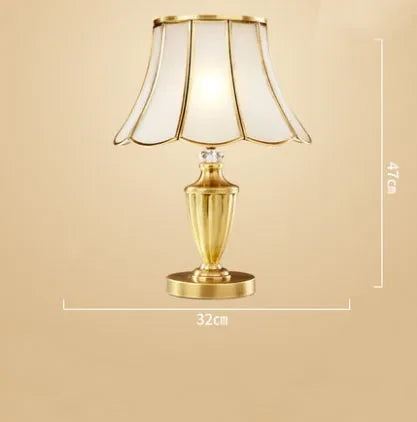 lampadaire en verre et cuivre pour intérieur élégant
