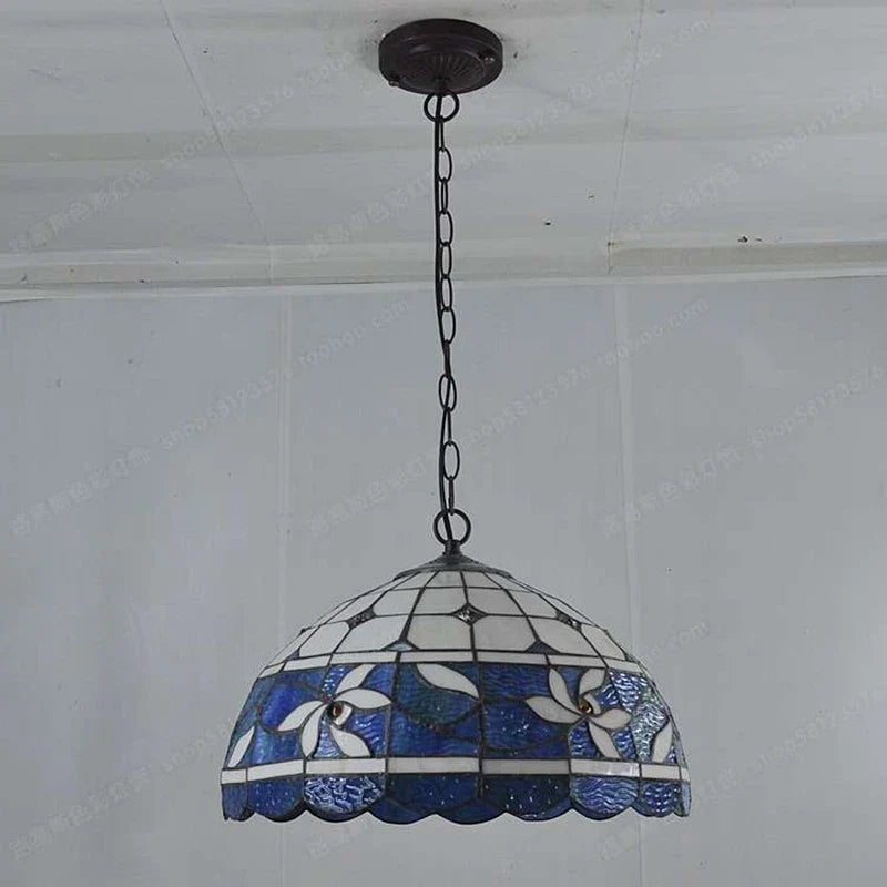 lustre antique en vitrail pour ambiance nostalgique et restaurant