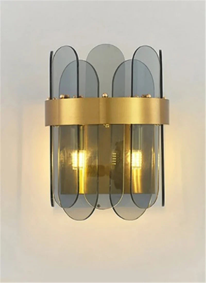 lustre ovale en métal doré avec abat-jour en verre suspendu