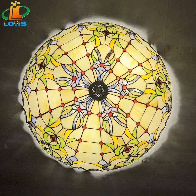plafonnier vitrail style tiffany créatif pour intérieur élégant