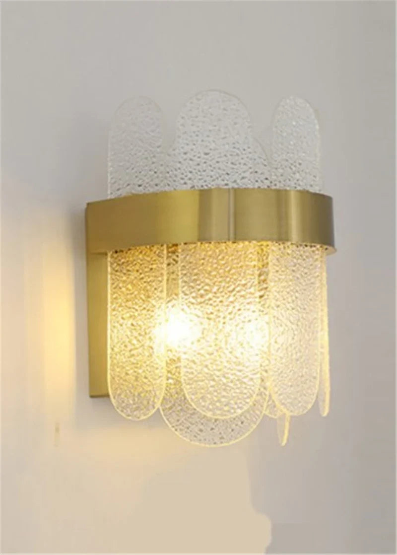 lustre ovale en métal doré avec abat-jour en verre suspendu