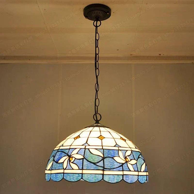 lustre antique en vitrail pour ambiance nostalgique et restaurant