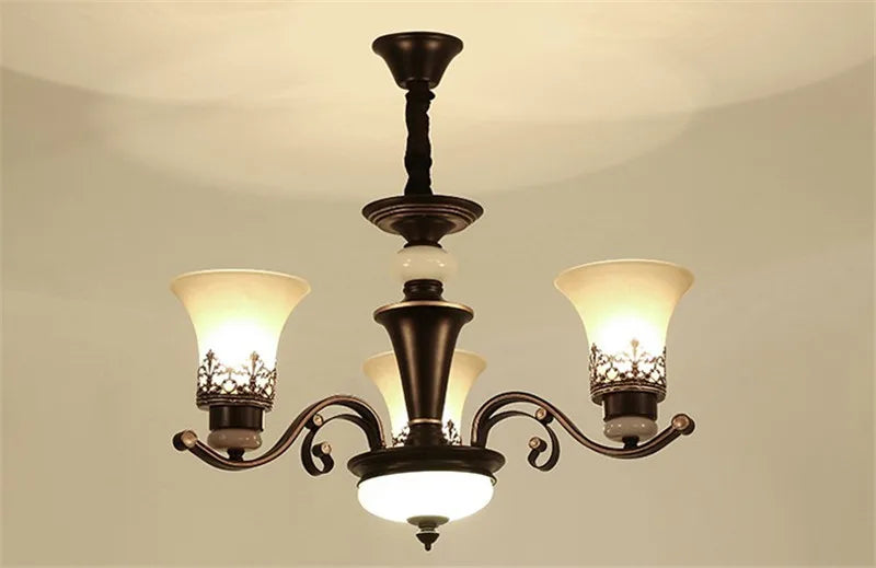 lustre vintage en métal noir avec abat-jour en verre dépoli