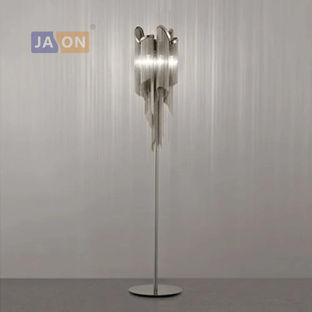 lampadaire design en métal et chrome pour intérieur moderne