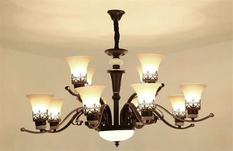 lustre vintage en métal noir avec abat-jour en verre dépoli