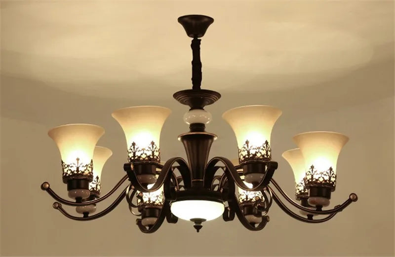 lustre vintage en métal noir avec abat-jour en verre dépoli