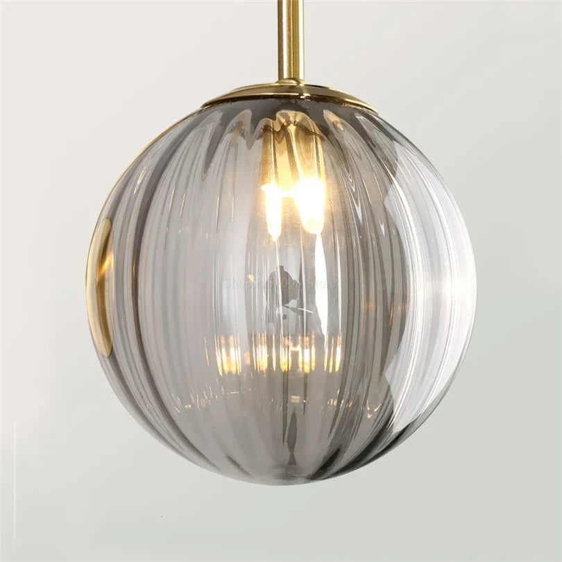 Suspension boule en verre teinté sur tige laiton — Azalée
