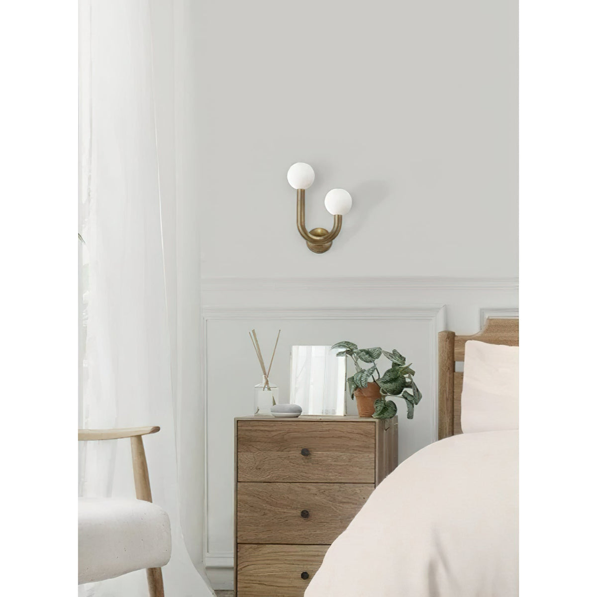 Applique murale à deux globes en verre opalin sur bras courbé — Véronique