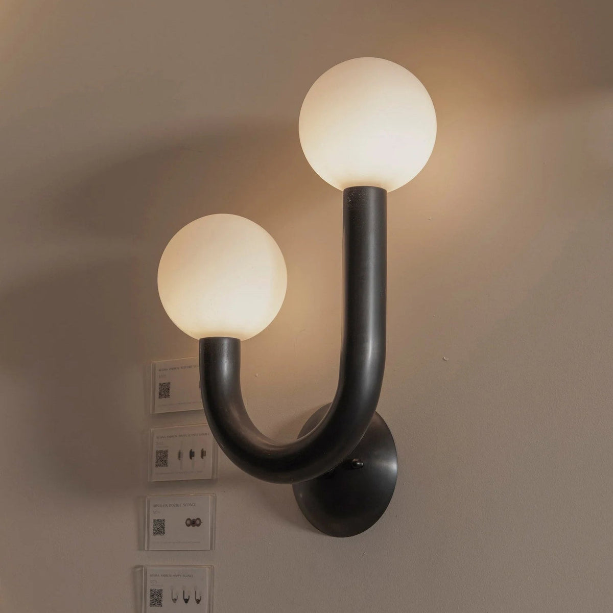 Applique murale à deux globes en verre opalin sur bras courbé — Véronique