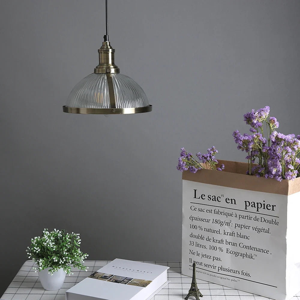 lampe suspendue vintage en verre transparent pour ambiance nostalgique
